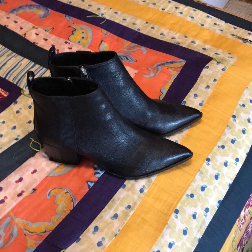 Cute ankle bootis.